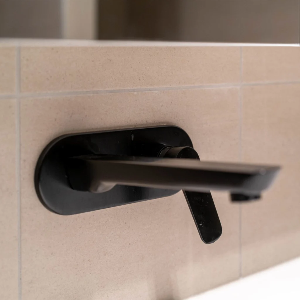 Hiline black lever tap