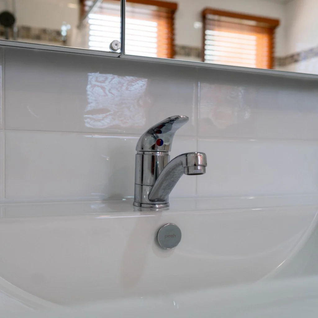 Hiline bathroom lever tap