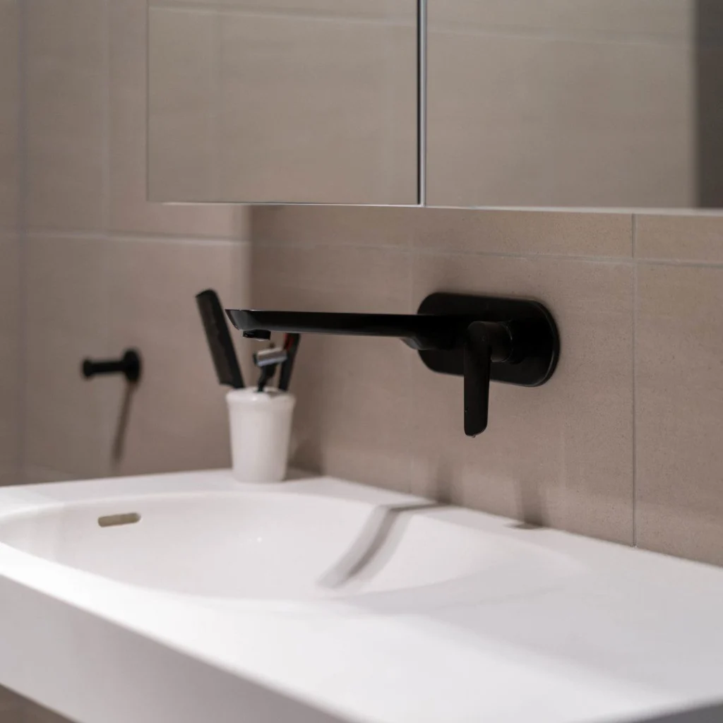Hiline black lever tap